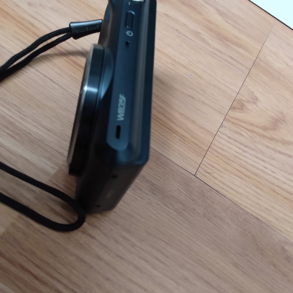 Camera with Accessories - Picture 9 of 11